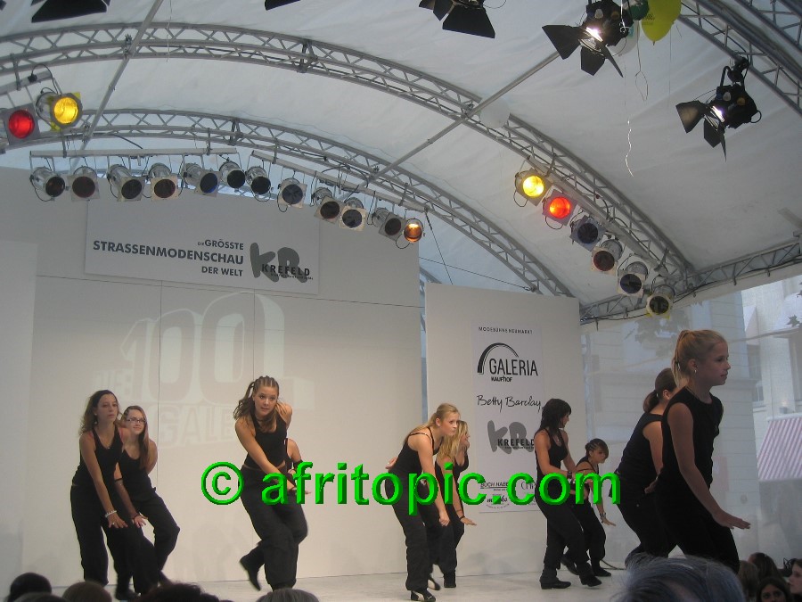 ../Images/Krefeld-Strssenmodenschau-2005 482.jpg